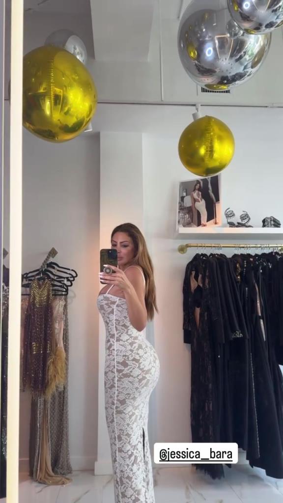 徐娘半老！皮蓬前妻穿吊帶裙自拍，這身材也太炸裂了！