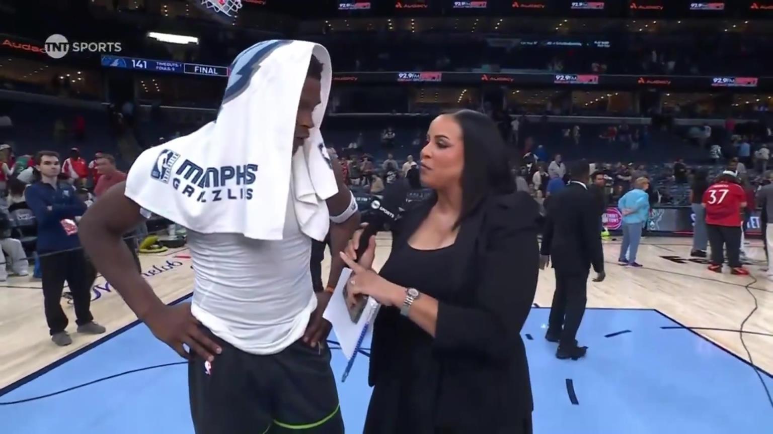 華子賽后接受一位豐滿女記者的采訪！