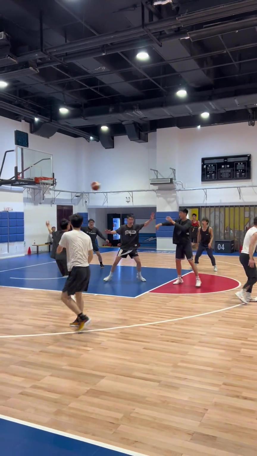 對手回家后：老婆，我今天在野球場匹配到巔峰馬刺隊了！