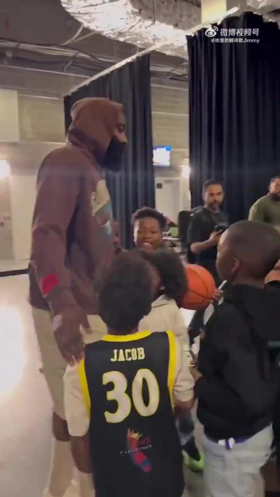 哈登賽后對(duì)小朋友：聽(tīng)你們家長(zhǎng)的話(huà)，總有一天你們也會(huì)打進(jìn)NBA