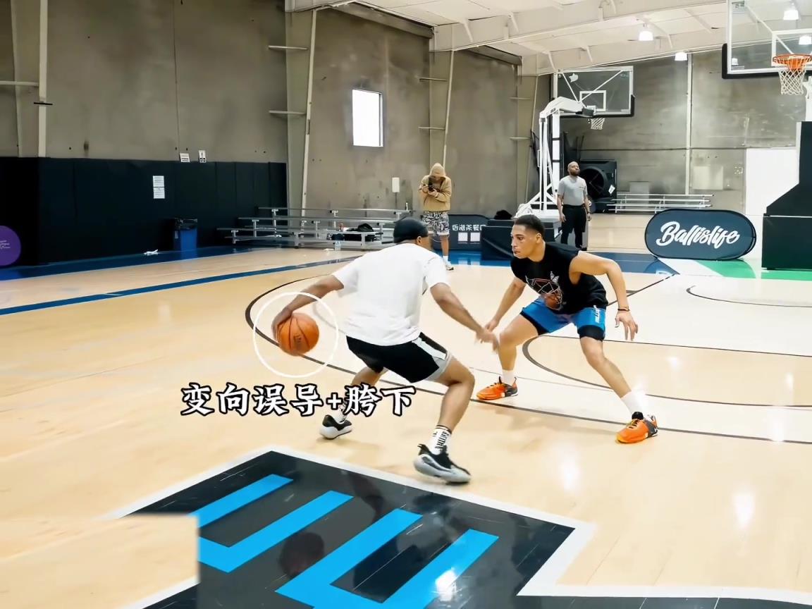 “實戰(zhàn)中的節(jié)奏過人動作鑒賞，連續(xù)胯下變向舞蹈銜接頓拜突破”